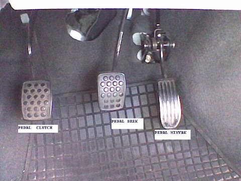 bahagian belakang kereta sekolah memandu