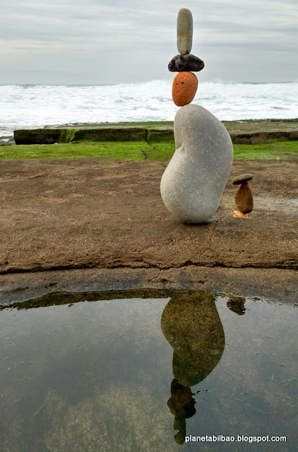 piedras en equilibrio, caminantes, playa Azkorri, stone balance, 