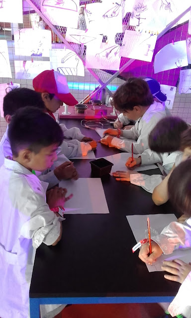 la foto muestra varios alumnos escribiendo con los lápices ópticos