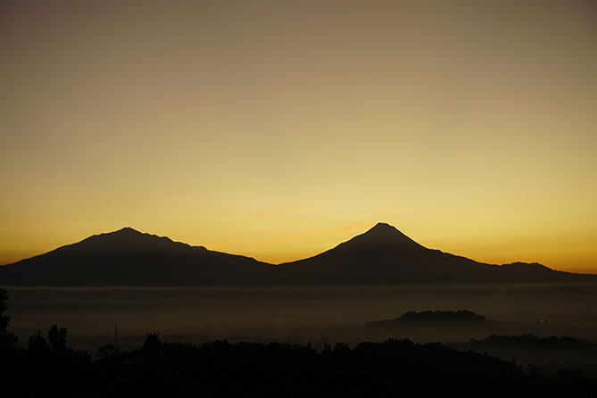 Sunrise di Punthuk Setumbu Magelang