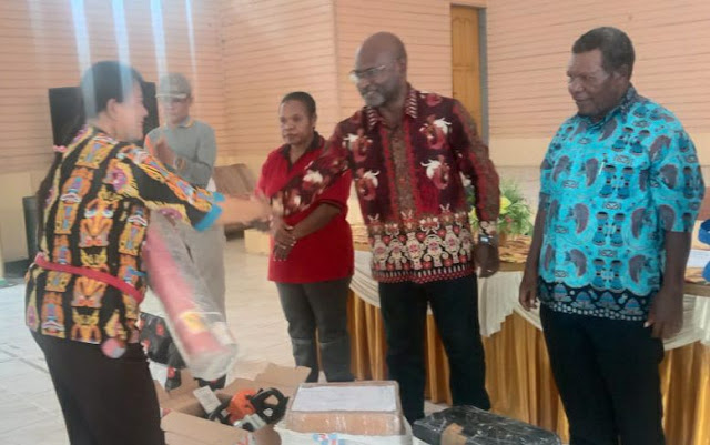 Dukung Pelaku Ekraf Nabire, Dinas Kebudayaan dan Pariwisata Papua Serahkan Sejumlah Bantuan