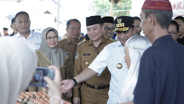 Pj. Gubernur Sulsel Bahtiar Baharuddiin memberikan apresiasi kepada Pj. Bupati Wajo dan Forkopimda bersama jajaran yang telah berhasil menekan inflasi di Bumi Lamaddukkelleng.  Hal itu disampaikan Bahtiar Baharuddiin saat ditemui usai melakukan pemantauan gerakan pangan murah Pemprov Sulsel kerjasama dengan Pemkab Wajo di depan Masjid Ummul Quraa Sengkang, Selasa (2/4/2024).  "Terimahkasih kepada Bupati Wajo yang telah gerak cepat menekan inflasi. Bahkan hamya dalam jangka waktu singkat kurang lebih satu bulan dapat menurunkan inflasi dari 5,48 persen menjadi 4,27 persen atau turun 1 persen lebih," ucapnya.  Menurutnya, meskipun masih diatas nasional namun Wajo berhasil menurunkan inflasi 1 poin.  Bahtiar Baharuddin mengungkapkan gerakan pangan murah ini merupakan salah-satu langkah untuk menekan inflasi. Selain itu operasi pasar juga menjadi penting dalam menekan inflasi ini.  Pada kesempatan itu Bahtiar meminta kepada aparat penegak hukum untuk menindak tegas pelaku yang melakukan. penimbunan beras di Bumi Lamaddukkelleng.  "Kalau selama ini Pemkab telah melakukan langkah persuasif, tetapi kalau ada yang coba-coba memanfaatkan situasi saat ini, maka saya minta untuk ditindak tegas," tegasnya.  Pj. Bupati Wajo Andi Bataralifu menyampaikan apresiasi kepada Forkopimda, Bulog dan semua stakeholder terkait yang telah bekerja keras sehingga bisa menurunkan inflasi ini.  "Mudah-mudahan dengan berbagai upaya yang telah dilakukan termasuk gerakan pangan murah dan operasi pasar dapat semakin menekan inflasi di Wajo," harapnya.  Sekadar diketahui, Pj. Gubernur Sulsel didamping Pj. Bupati Wajo pada kesempatan itu, menyerahkan secara simbolis bantuan sosial kepada masyarakat yang kurang mampu.