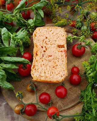 CHLEB Z POMIDORAMI I Z ZIOŁAMI  czyli włoskie chleb z pomidorami, który pachnie latem... pomidorami i ziołami.