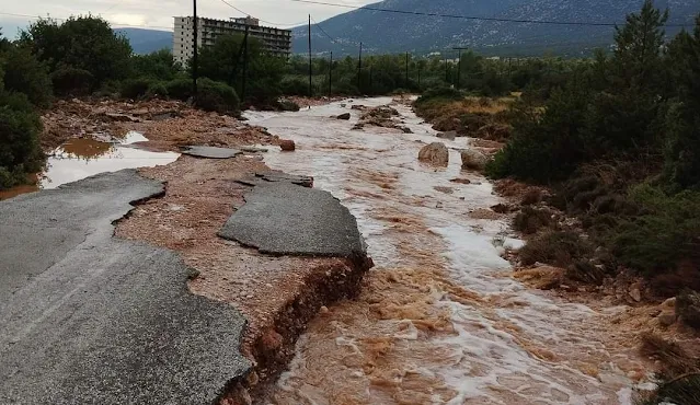 κατεστραμένος δρόμος από πλημμύρες