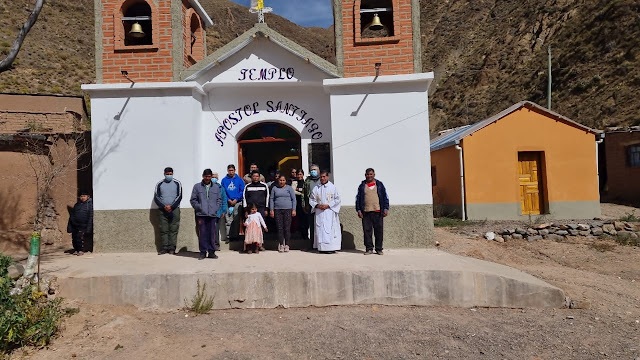 Wie bei Padre Dietmar ein Gruppenfoto vor der Kapelle nach dem Gottesdienst.