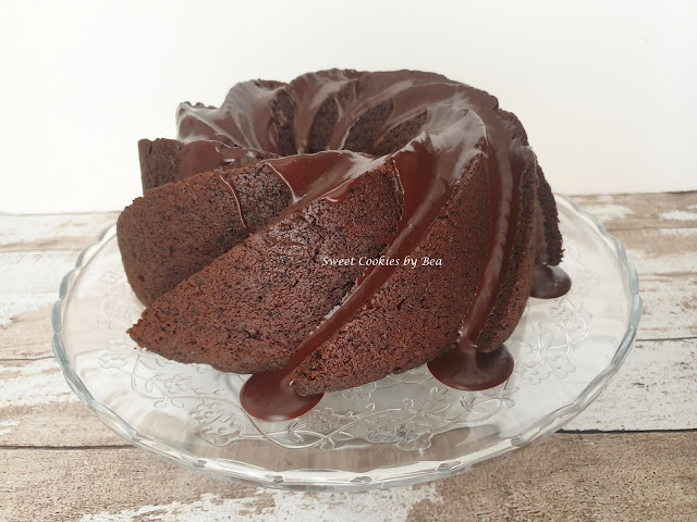 bundt de algarroba y aguacate