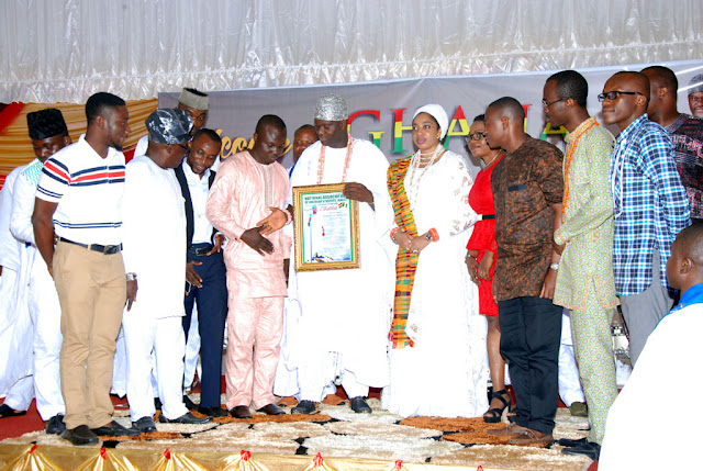 The Ghanaian President presenting #Kente to the Ooni of Ile-Ife in Accra