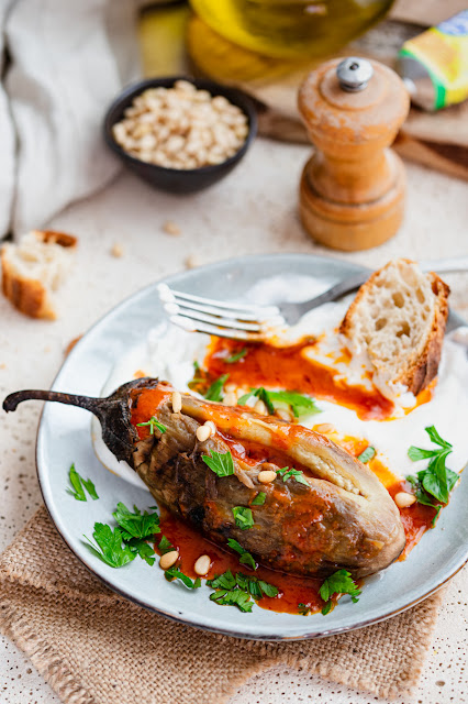 Aubergines grillées et huile à la harissa