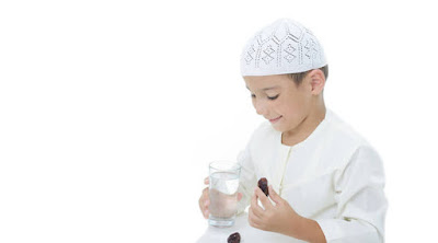 كيف تدرب وتساعد أطفالك على الاستفادة من شهر رمضان  طفل يمسك كوب ماء تمر تمرة kid child religious carry cup of water ramadan 