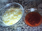 Pizza Margherita preparare topping mozzarella cascaval ras sos