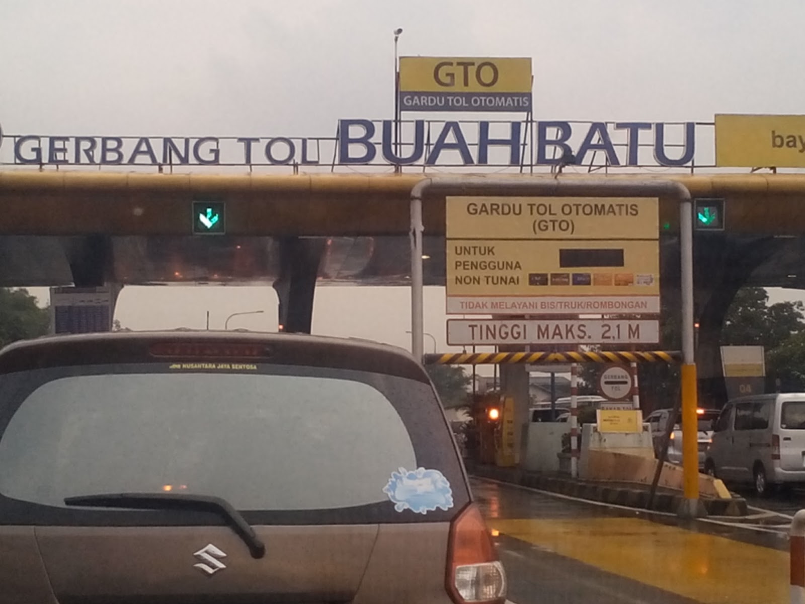 Pengendara terpaksa bersabar karena arus lalu lintas jalur Tol Purbaleunyi mulai macet semenjak belokan tol menuju keluar Gerbang Tol GT Buahbatu