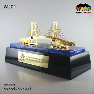 Miniatur Jembatan Suramadu