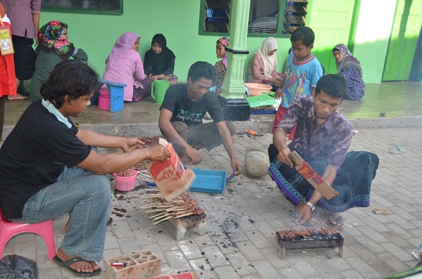 Para santri PP Babussalam Kalibening Mojoagung Jombang sedang sibuk memasak