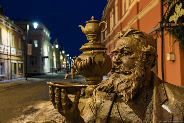 Скульптура мужика с широкой бородой, который дует на блюдце