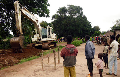 Foto Satgas Kizi TNI Konga XX-H/MONUSCO Bangun Jalan Dungu-Duru Sepanjang 94 Km