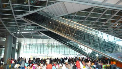 Image of the escalators and the glass barrier separating the banking halls from the foyer down below in the main foyer of the flagship HSBC branch in Hong Kong.