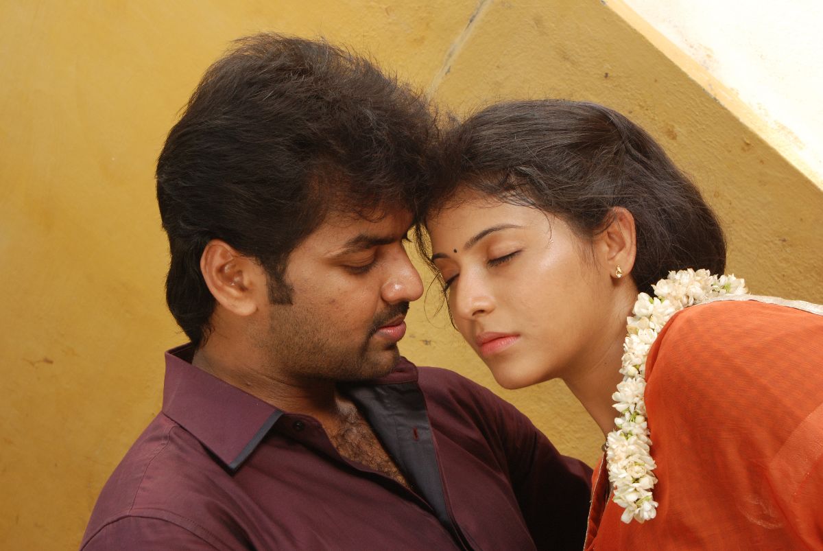 Tamil-Cinema-Kollywood-Film-Romantic-Movie-Engeyum-Eppodhum-2011