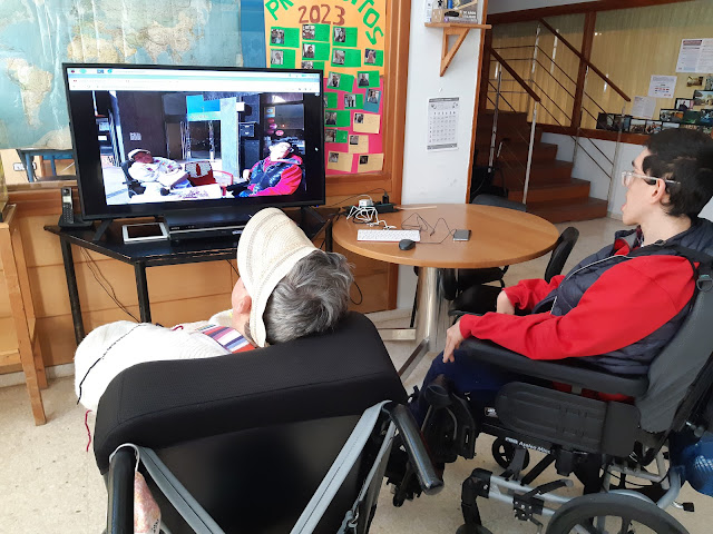 Una chica y un chico viendo un blog en la TV conectada a la Raspberry Pi 400