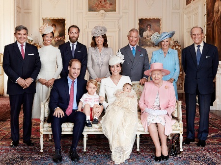 Queen Elizabeth & Great-grandchildren pose in Photo