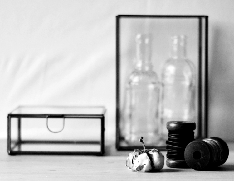 Glaskästen mit Glasflaschen als Deko, Baumwolle und Spulen  { by it's me! }