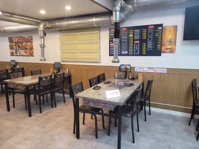 천지양꼬치 고현점, 서비스와 분위기