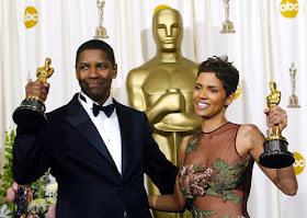 Denzel Washingon y Halle Berry con sus respectivos Oscars en 2002