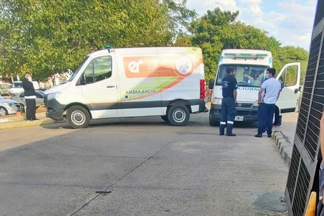 Dos ambulancias chocaron en la puerta del ingreso lateral que tiene el nosocomio