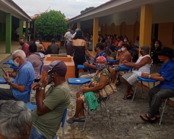 Imagem da aglomeração de idosos dentro do local de vacinação.