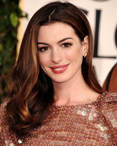 Anne Hathaway Golden Globes Dress Back. girlfriend Anne Hathaway Golden Globes anne hathaway golden globes 2010.