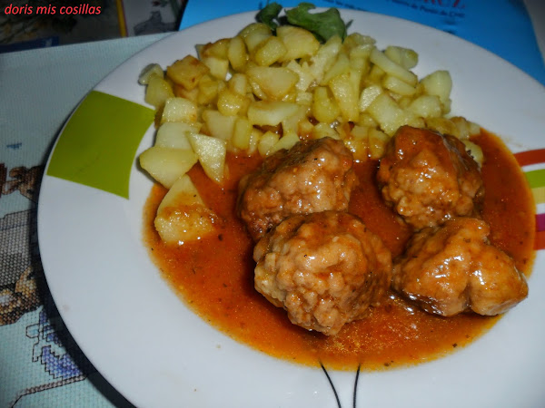 ALBÓNDIGAS EN SALSA CON PATATAS FRITAS Y ENSALADA.