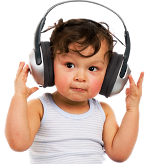 Foto gambar bayi lucu mendengarkan musik 4