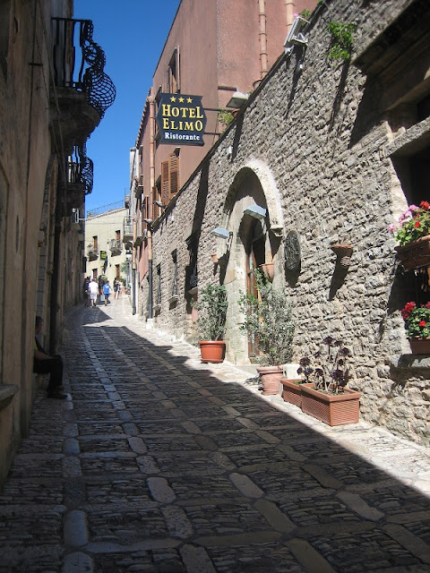 Calle medieval en Erice (Sicilia)