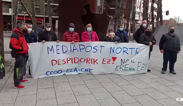 Los obreros de la empresa de buzoneo Mediapost protestan por el despido del 30% de la plantilla en Bizkaia