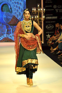 Sonal Chauhan Sizzling walks for Deepti & Amisha at IIJW 2012