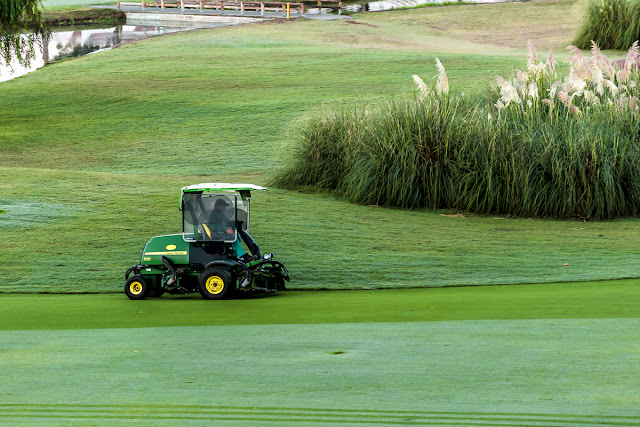 Golf, Costa Ballena, rota, Cádiz, Andalucía, España, Mantenimiento jardines, tractores, cortacesped