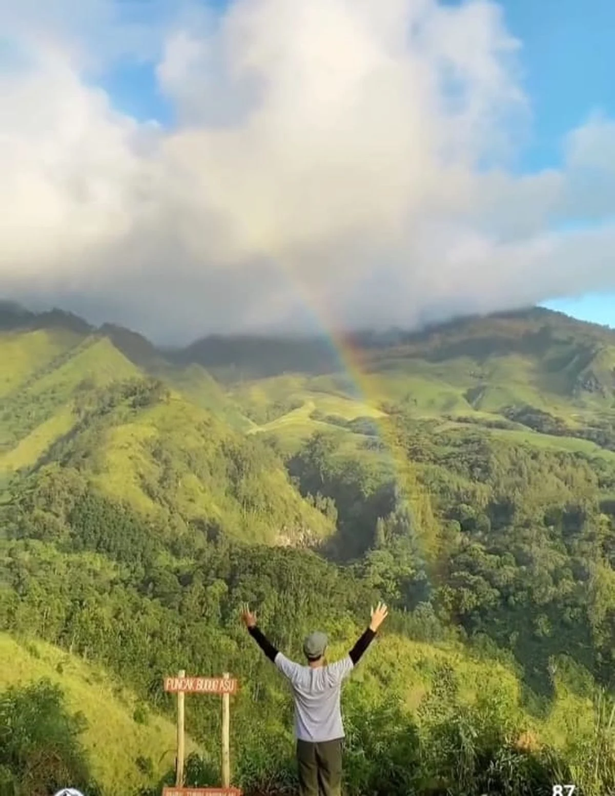 Sobat traveler, jika kamu mencari spot pendakian dengan pemandangan eksotis di Malang, Bukit Budug Asu wajib masuk list! Terletak di Desa Wonorejo, Kecamatan Bumiaji, Kota Batu, bukit ini menawarkan panorama alam yang memukau, terutama saat sunrise. Nama "Budug Asu" sendiri unik, berasal dari bentuk bukit yang menyerupai punggung anjing (budug = bonggol, asu = anjing dalam bahasa Jawa). Meski namanya terdengar lucu, pengalaman mendaki di sini bikin nagih!