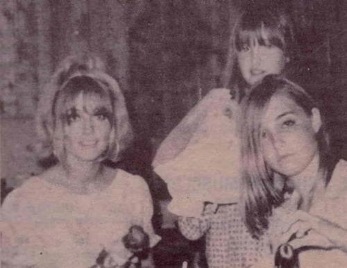 Image result for IMAGES OF SHARON TATE WITH HER MOTHER AND SISTERS