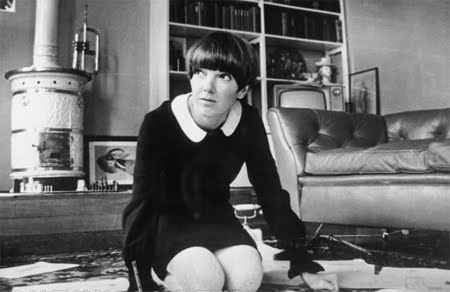 That's fashion designer Mary Quant, who is famous for the miniskirt.