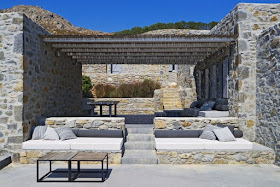 terraza con sofas de obra y zona para comer chicanddeco