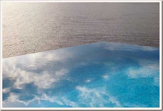 infinity-pool-reflecting-the-sky-hotel-villa-mahal-in-turkey