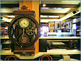 Cafetería del Clock Tower Building en la Plaza de Ghirardelli en San Francisco