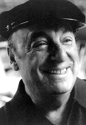 Foto de Pablo Neruda sonriendo en grises