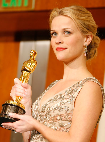 reese witherspoon oscars 2008. reese witherspoon hair oscars.