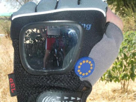 Un guante con retrovisor para ciclistas