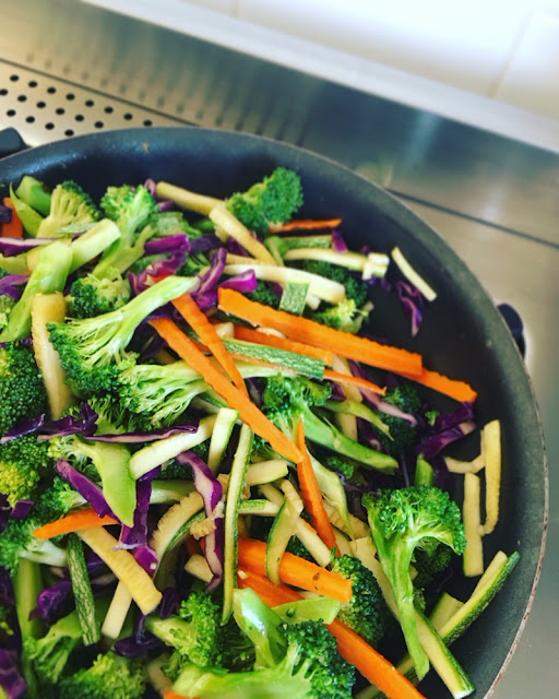 Salmón asiático con verduras y arroz integral