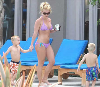 Britney Spears de biquini roxo curte piscina com filhos