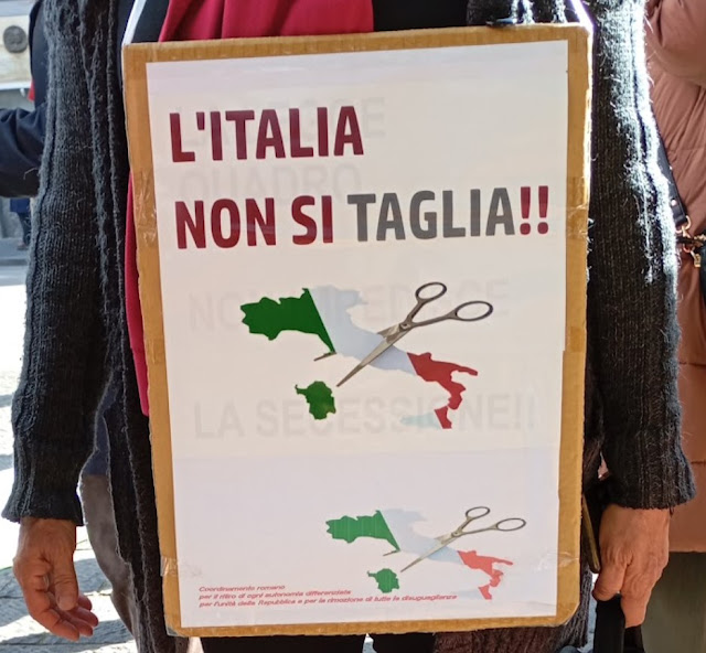 Una mappa dell'Italia tricolore con una forbice al centro. Sopra la scritta: L'Italia non si taglia