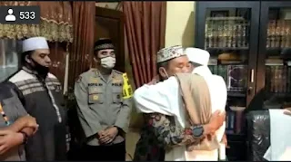 Bapak Asmadi satpol PP yang kemarin terlibat cekcok dan saling pukul dengan Al-Habib Umar bin Abdullah Asseggaf meminta maaf ke tempat Habib Umar, semoga di balik kejadian ini terdapat hikmah indah nan besar bagi bapak Asmadi, bahkan bapak Asmadi mau selalu hadir pengajian Habib Umar Pemandangan yang indah dan mengharukan