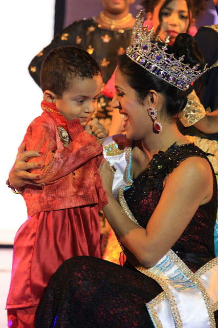 Mrs. Earth 2016 Priyanka Khurana Goyal walks the ramp as showstopper at Navi Mumbai Fashion Week 