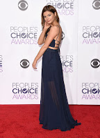 Stefanie Scott wore a two-piece midnight blue halter dress in the red carpet at 2016 People’s Choice Awards in Los Angeles